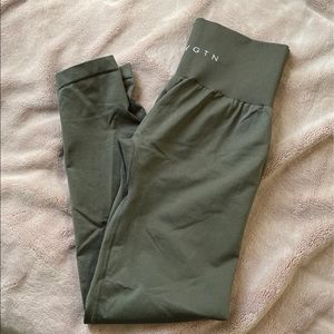 Nvgtn solid seamless